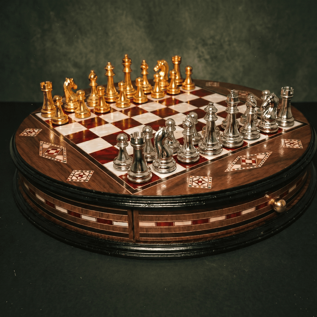 Rundes Mosaik-Schachspiel mit Gold- und Silberfiguren, dramatische Studioaufnahme – Schachatelier
