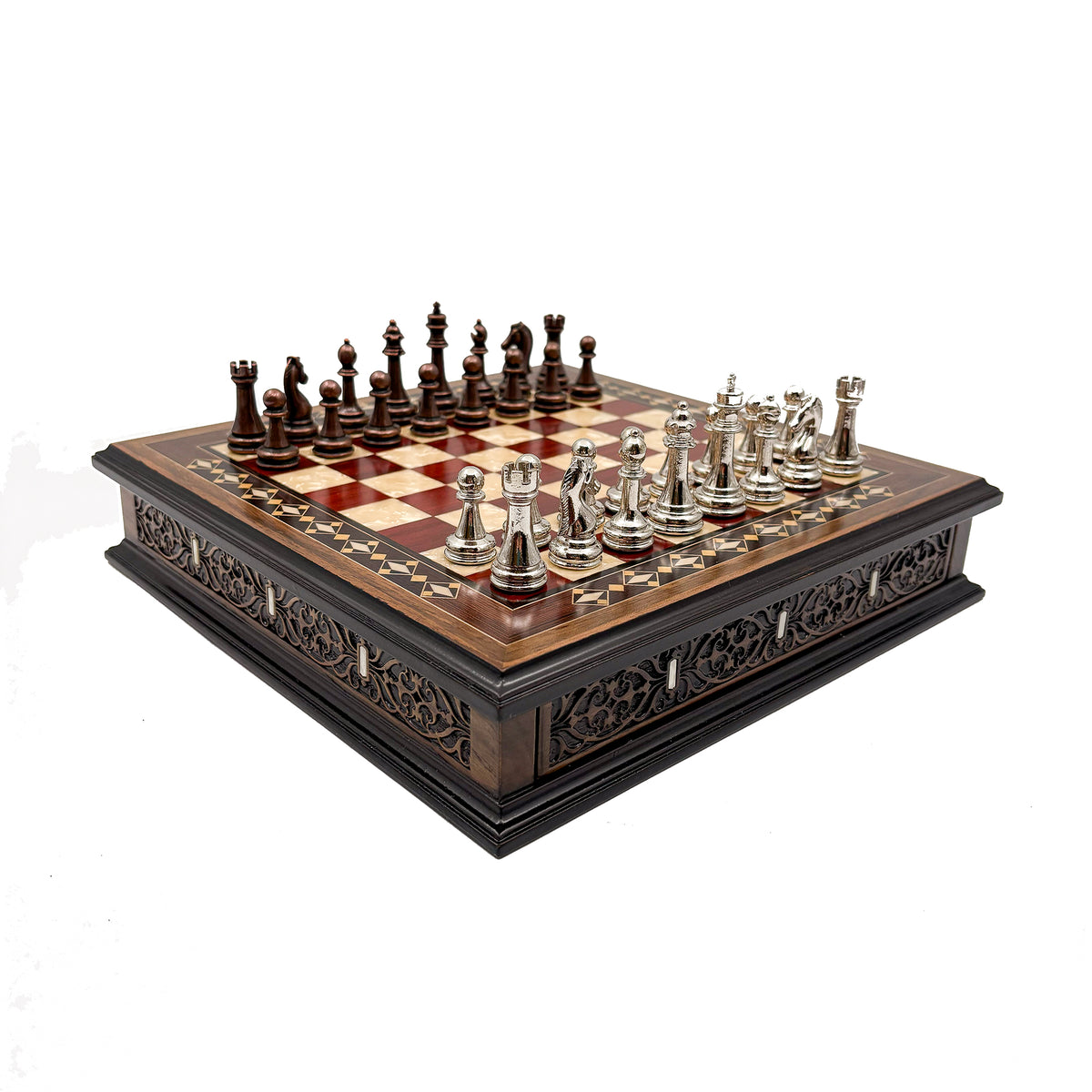 Schachspiel mit Metallfiguren, Schrägansicht
