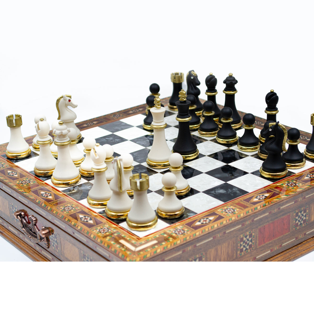 Walnut chess set as an elegant gift with customizable engraving – Chess workshop